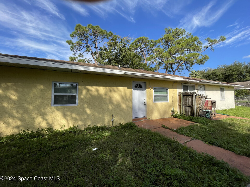 537 Rock Pit Rd in Titusville, FL - Building Photo