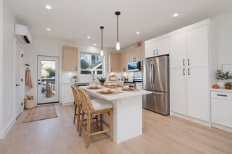 The Lorraine in Victoria, BC - Building Photo - Building Photo