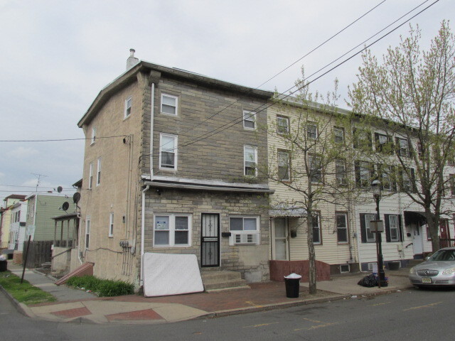 249 2nd St in Trenton, NJ - Building Photo