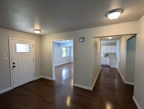 821 S 117th St, Unit 821 117th St S, Tacoma, WA 98444 in Tacoma, WA - Building Photo - Building Photo