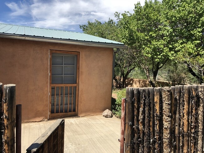 112 Cervantes St in Taos, NM - Foto de edificio - Building Photo