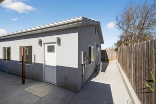 8090 Flanders Dr in San Diego, CA - Building Photo