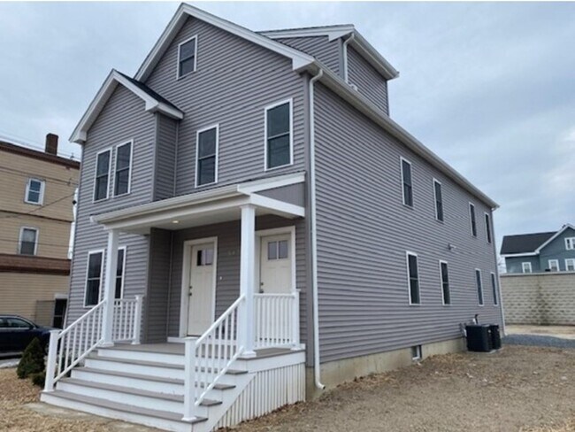 547 Main St, Unit 2 in Brockton, MA - Foto de edificio - Building Photo