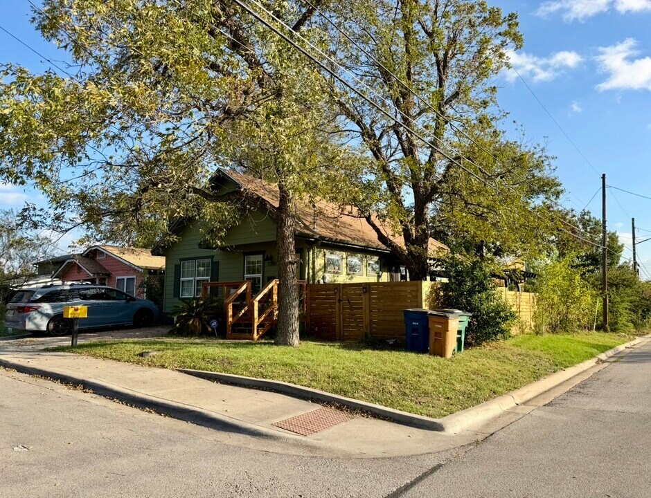 2201 E 20th St in Austin, TX - Building Photo