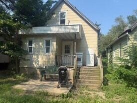 601 Alexander Ave in Peoria, IL - Building Photo