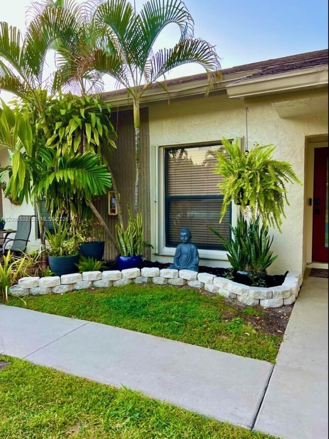 3064 S Oakland Forest Dr in Oakland Park, FL - Building Photo - Building Photo