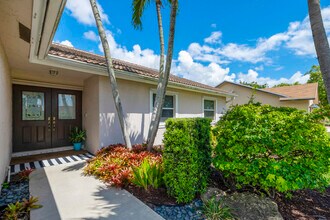 7661 W Country Club Blvd in Boca Raton, FL - Building Photo - Building Photo