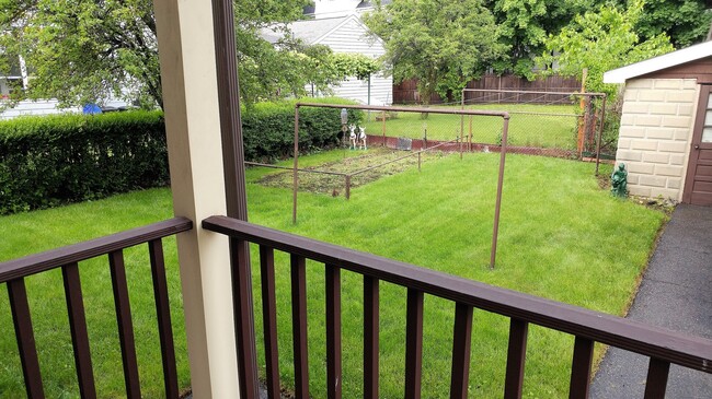 12 Peirce St, Unit 12 in Waltham, MA - Foto de edificio - Building Photo