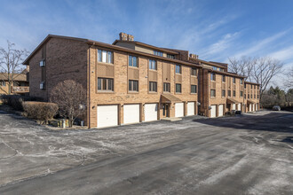 Braemoor Condominiums in Burr Ridge, IL - Building Photo - Building Photo