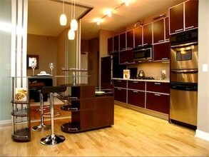 691 W Wayman St in Chicago, IL - Foto de edificio - Building Photo