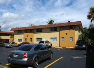 Jade Lynn Apartments in Hollywood, FL - Building Photo - Building Photo