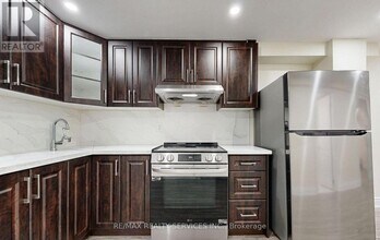 7095 Village Walk in Mississauga, ON - Building Photo - Building Photo