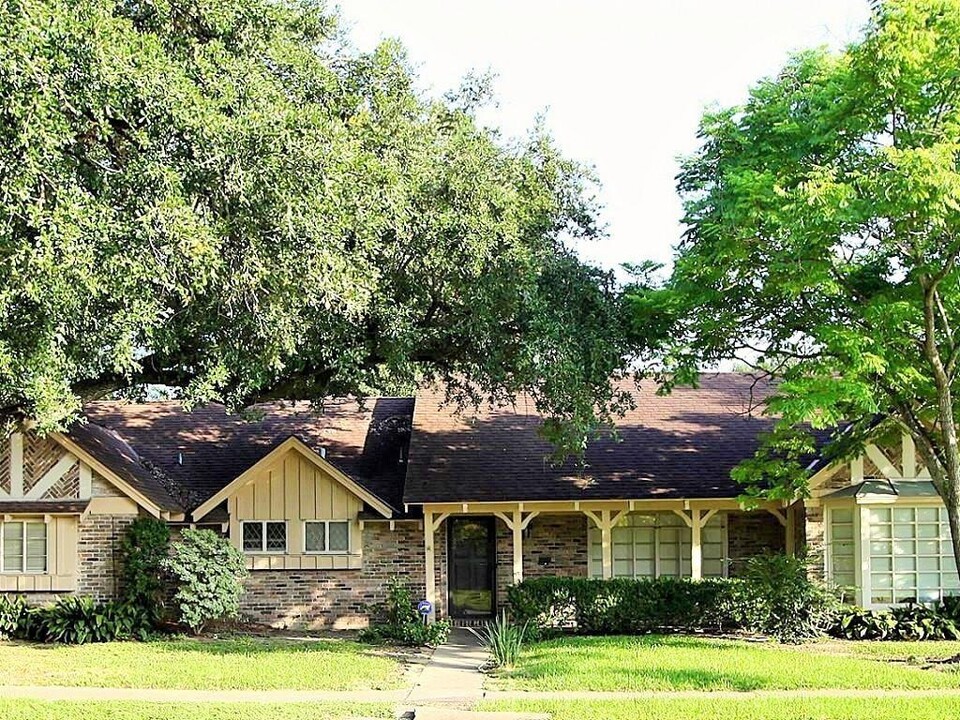 7811 Small Leaf Cir in Houston, TX - Building Photo