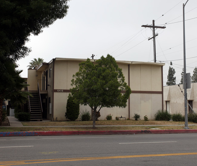 6416 Woodley Ave in Van Nuys, CA - Foto de edificio - Building Photo