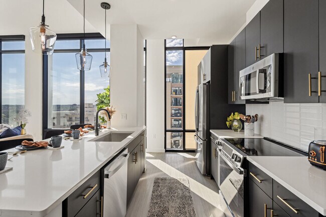 Overlook at Radius Dilworth in Charlotte, NC - Foto de edificio - Building Photo