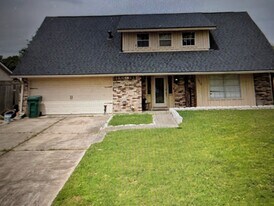 1900 W Kirby Ave in Orange, TX - Building Photo