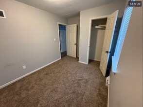 3609 SW Harbor Cir in Lee's Summit, MO - Foto de edificio - Building Photo