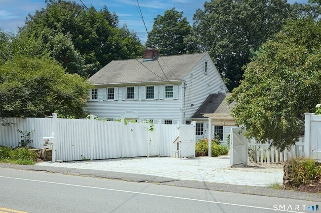 188 Compo Rd S in Westport, CT - Foto de edificio - Building Photo