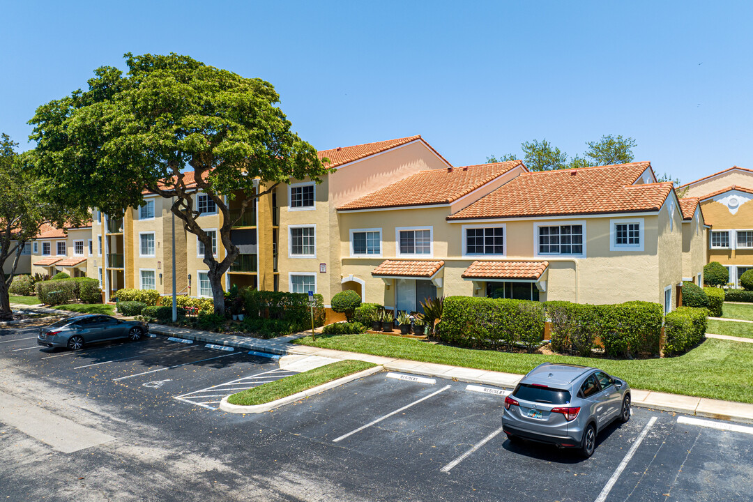 The Yacht Club in Lantana, FL - Foto de edificio