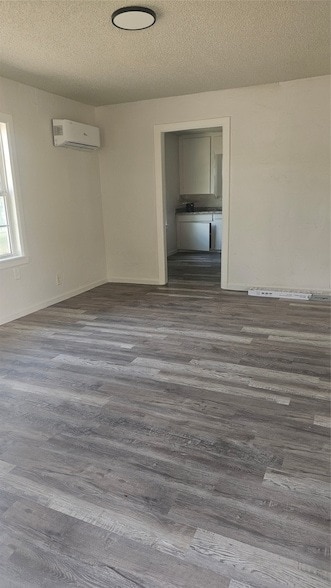 7956 Hull Ave in Dallas, TX - Foto de edificio - Building Photo