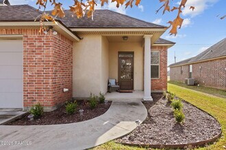 300 Overbrook Dr in Broussard, LA - Building Photo - Building Photo