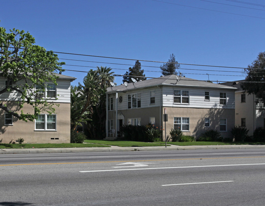 15509 Victory Blvd in Van Nuys, CA - Building Photo