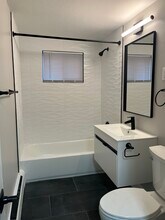 332 Park Ave, Unit 332 B in East Hartford, CT - Building Photo - Building Photo