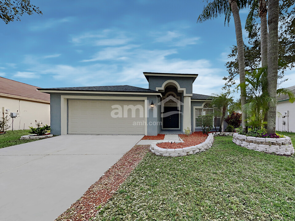 1419 Wakefield Dr in Brandon, FL - Building Photo