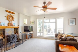 22095 Lee Dr in Jenner, CA - Building Photo