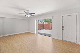5013 50th Way in West Palm Beach, FL - Foto de edificio - Building Photo