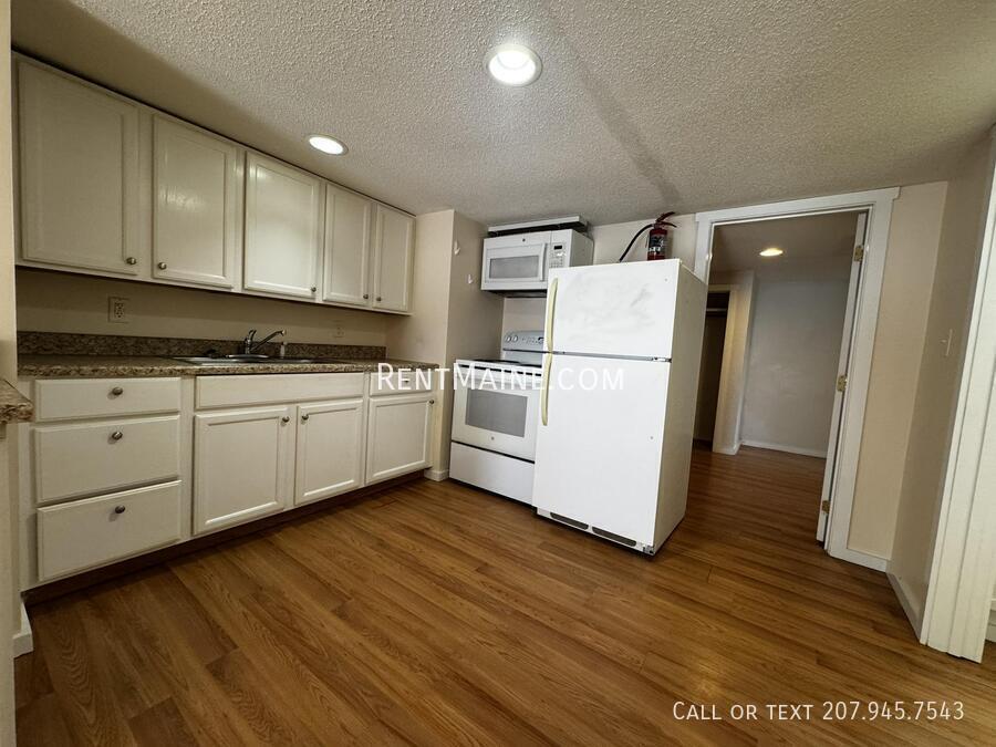 206 Maine Ave in Farmingdale, ME - Building Photo