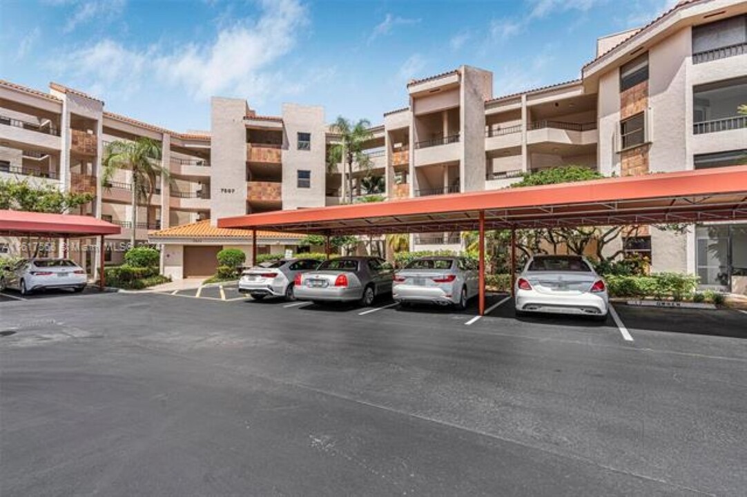 7507 La Paz Blvd, Unit 407 in Boca Raton, FL - Building Photo