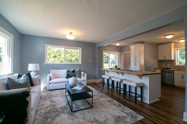 131 N Russet St in Portland, OR - Building Photo - Building Photo