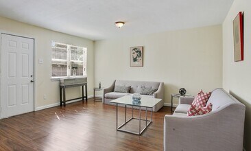 2216 Glasgow Dr in Harvey, LA - Building Photo - Building Photo