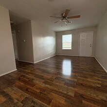 1301 Stadium Dr in Alvin, TX - Building Photo - Building Photo