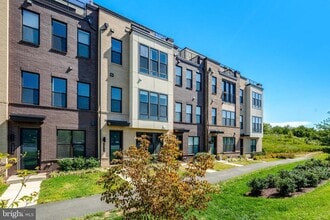 14317 Beckett Glen Cir in Chantilly, VA - Foto de edificio - Building Photo