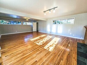 16204 SE 8th St in Bellevue, WA - Building Photo - Building Photo