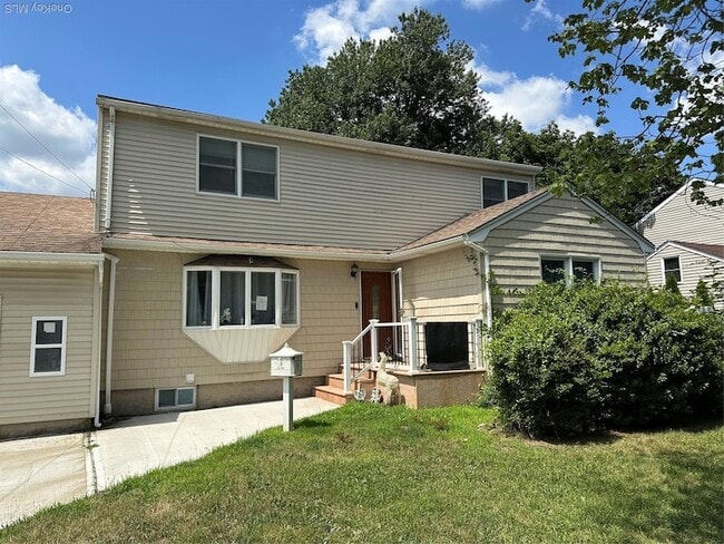 property at 15 Mida Ct