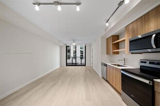 555 NE 8th St, Unit 0707 in Fort Lauderdale, FL - Building Photo - Building Photo