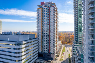 Centro in Toronto, ON - Building Photo - Building Photo