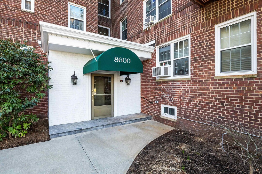 8600 JFK Blvd E in North Bergen, NJ - Foto de edificio