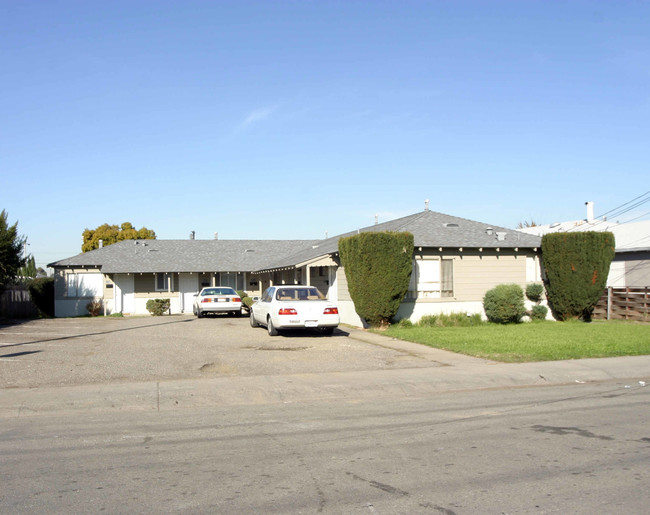 1030 Gilbert St in Hayward, CA - Foto de edificio - Building Photo