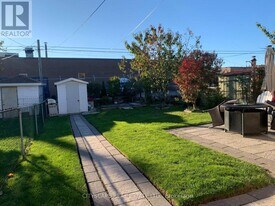 120 Hullmar Dr in Toronto, ON - Building Photo