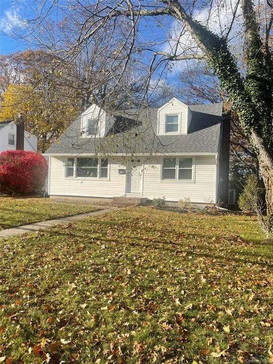 206 Dickinson Ave in East Northport, NY - Building Photo