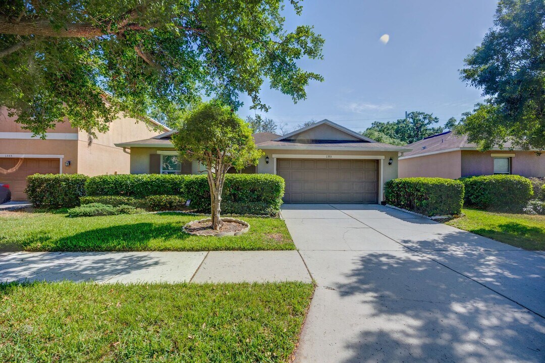 1333 Canyon Oaks Dr in Brandon, FL - Building Photo