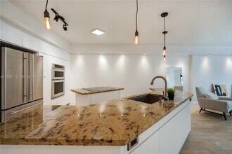 181 Crandon Blvd in Key Biscayne, FL - Building Photo - Building Photo