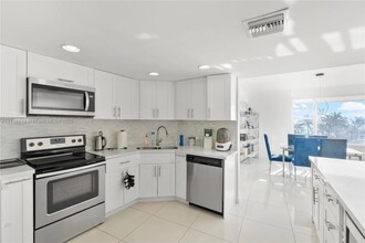 5255 Collins Ave, Unit 3D in Miami Beach, FL - Foto de edificio - Building Photo