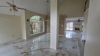 15207 Pebble Lake Dr in Houston, TX - Building Photo