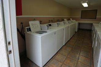 Kendall Brook Apartments in San Bernardino, CA - Foto de edificio - Interior Photo