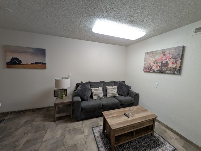 605 Flora St, Unit Apartment